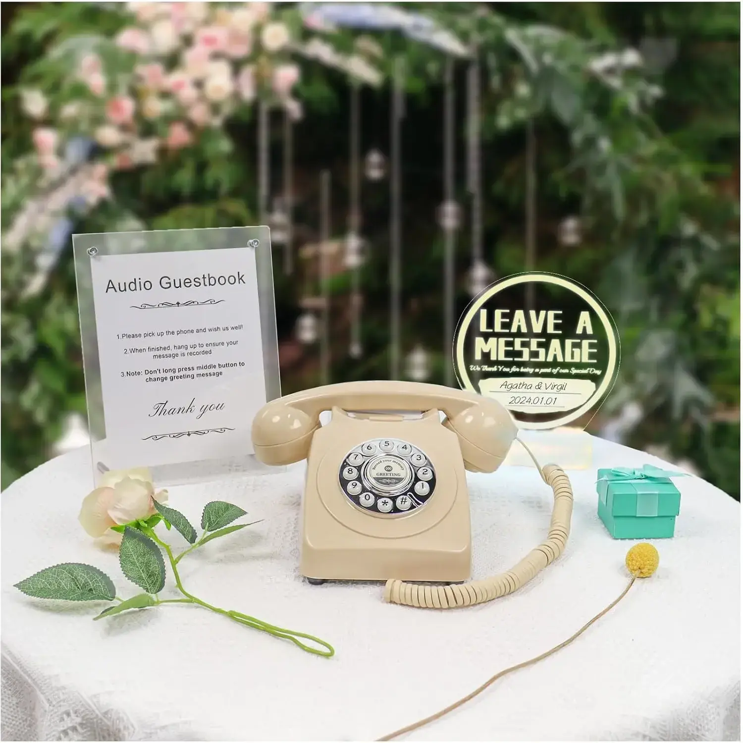 Livre d’or audio téléphone vintage posé sur table de mariage